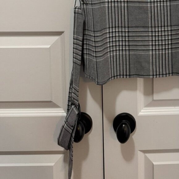 Le Château Gray Plaid Sleeveless Blouse – Classic Workwear Top Large - Picture 2 of 7